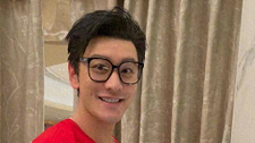 黄晓明罕见分享父子合影！与儿子紧紧相拥，温馨瞬间满满。