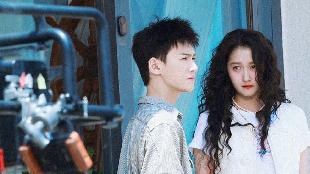 27岁关晓彤风格大变！一头“羊毛卷”太吸睛，网友：以柔克刚！