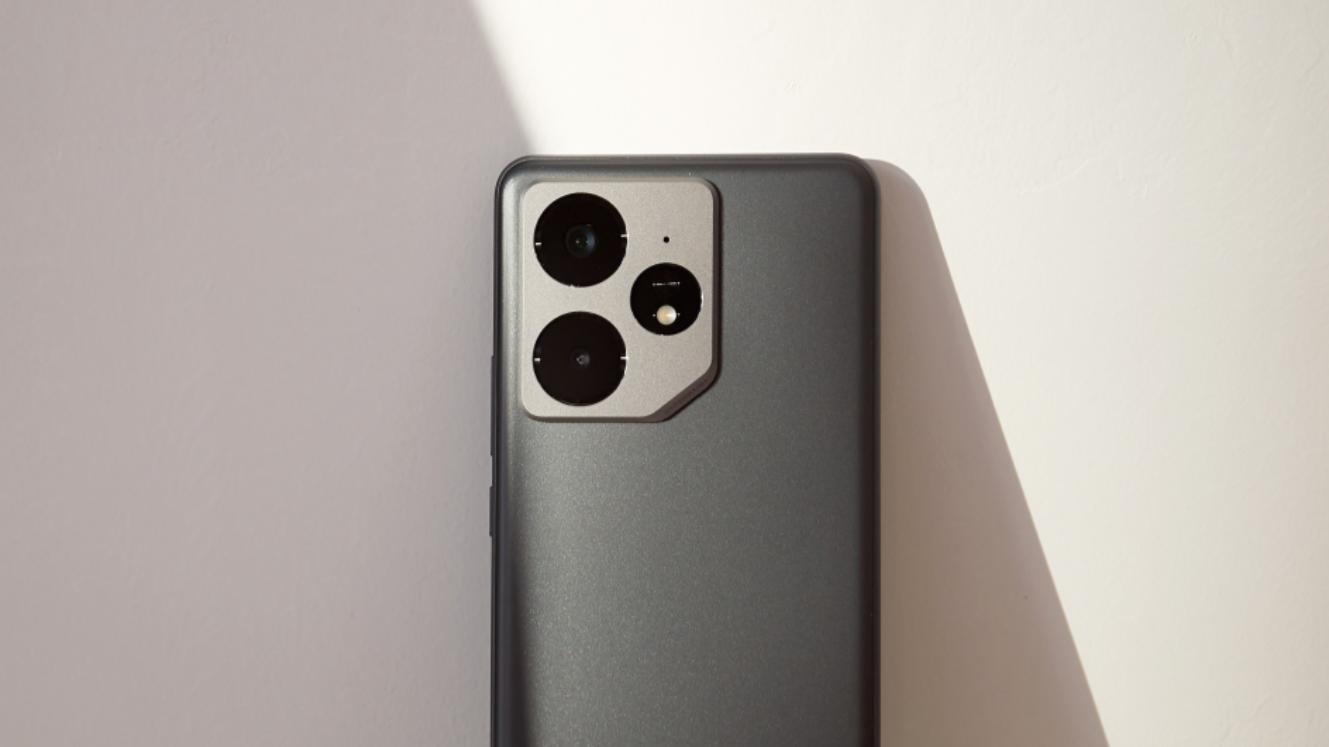 击败红米和iqoo，成为两千元档性价比最高的手机，7000mAh+240万