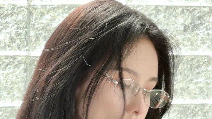 陈都灵内娱饭拍千万第一人？通稿虽水人却很美