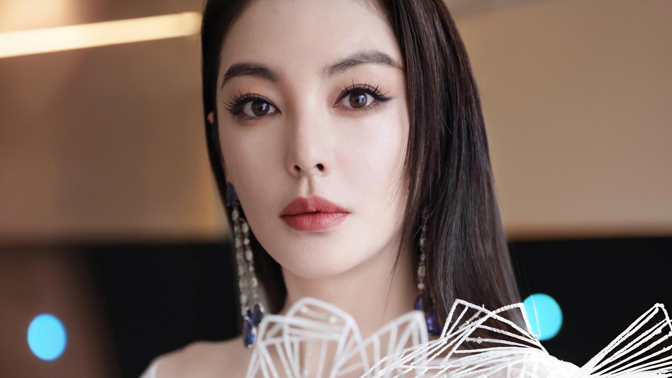 张雨绮又 “杀疯” 了！一袭白裙美到让人移不开眼