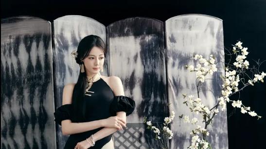 水墨长裙+团扇 迪丽热巴新大片展现古典美