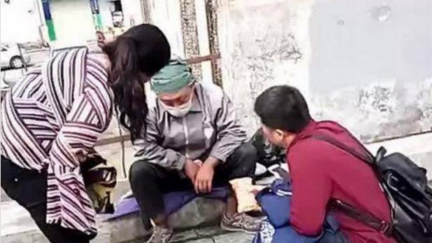 他9岁成童星，爸妈去世败光千万家产，现沦为精神分裂的流浪汉