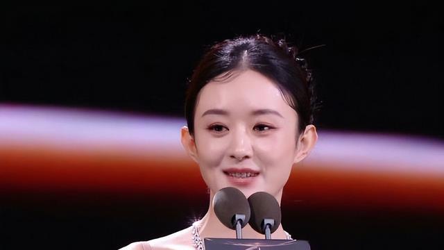 沈腾蹲下为赵丽颖整理裙摆被侃：偷吃饼干老来得king、踢马丽裙子