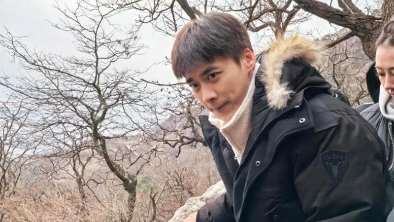 李易峰出游状态不错，五官清秀显年轻，还有复出希望吗？