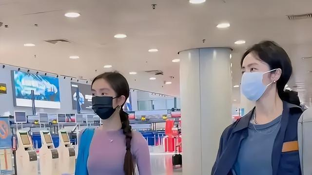 19岁黄多多被偶遇：穿露背装扎丸子头很元气，戴着口罩被一眼认出
