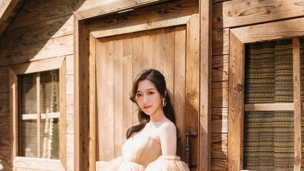 TVB花旦黄翠如卸货在即不舍小肚子，何依婷怀孕八月晒大肚写真肥肚不肥人