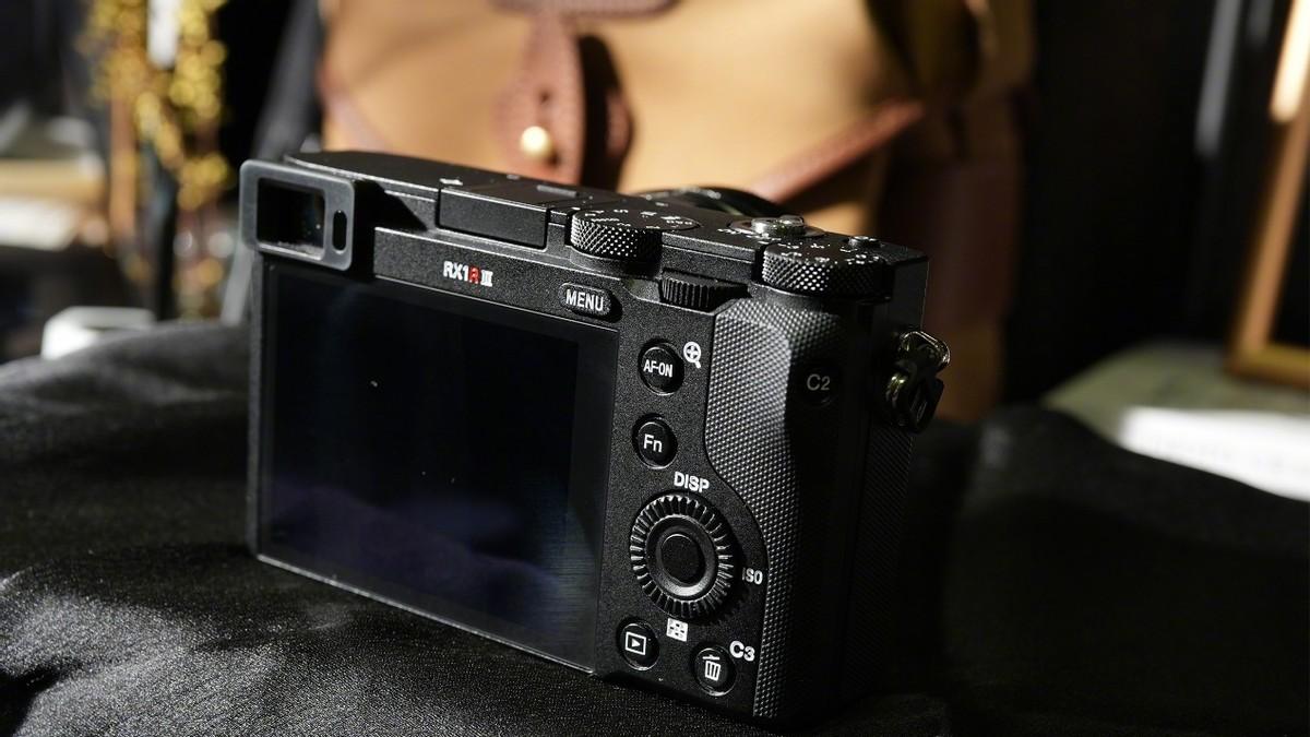 3万多买个卡片机？憋了10年才升级，索尼RX1R III到底是啥定位