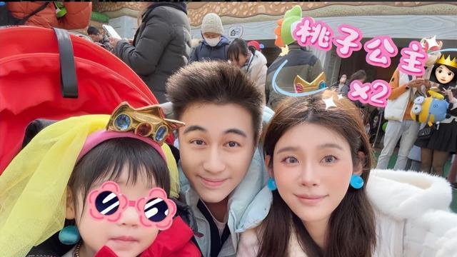 奚梦瑶小年夜现身医院！小腹隆起老公贴心陪同，心情不佳男方安慰