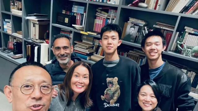姜文一家四口罕同框！46岁周韵断崖衰老认不出，俩儿子颜值好普通