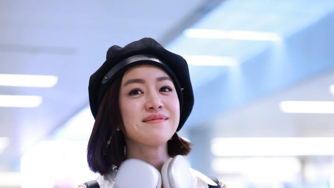 陈妍希机场 LOOK：白衬衫 + 牛仔短裤，少女感藏不住啦