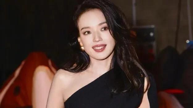 舒淇童心大发晒玩偶郊游！Labubu哭娃萌翻全网