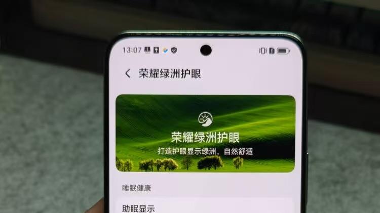 荣耀GT值得买吗？跌到千元后，它已经不再是“战士”，它是“神兵利器”