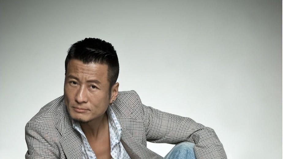 落魄港星，工地挖掘机，背后辛酸谁人知？