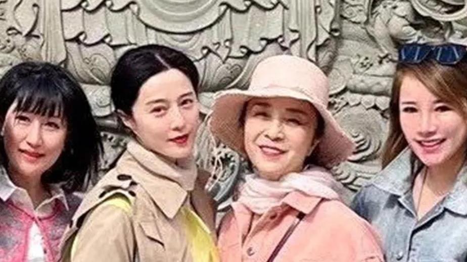 43岁范冰冰陪阔太香港拜观音，穿大红毛衣戴翡翠戒指，气质不输豪门贵妇！