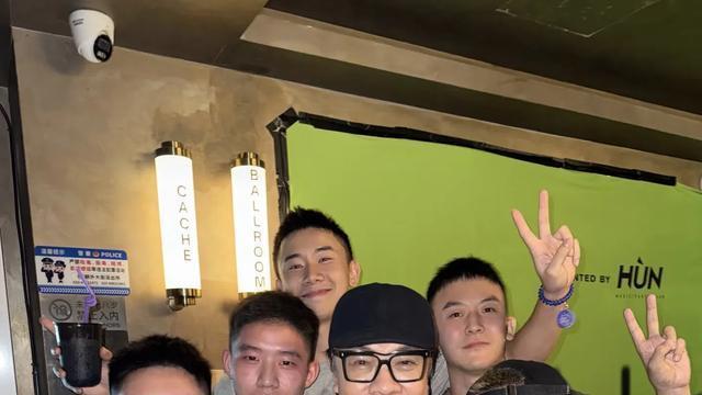 63岁蔡康永在北京蹦迪，打扮老气，被五个帅哥环绕