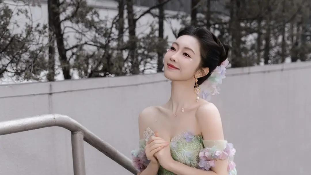 宣璐“绿野精灵”造型惊艳亮相，寒冬红毯演绎春日童话