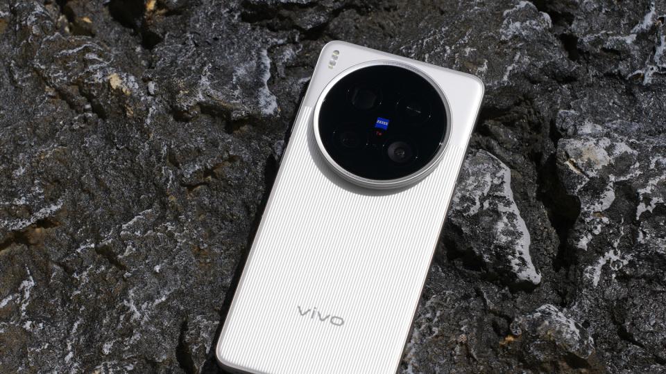 vivo X300 Ultra影像浮出水面：主摄再进化，进光与凸起双改善！