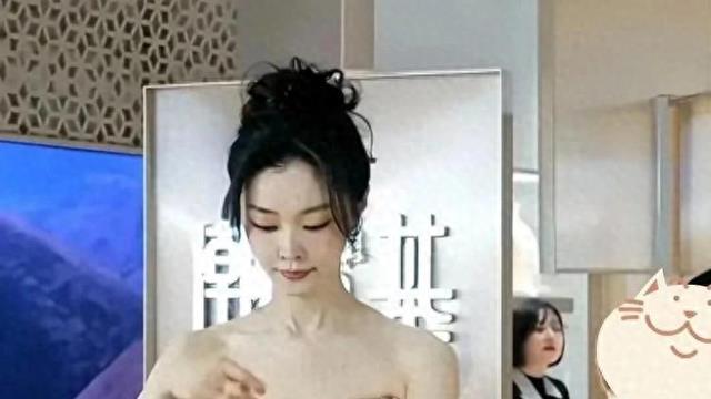 宋轶参加珠宝活动，零下1度穿抹胸礼裙，与高层合影冻到耸肩搓手