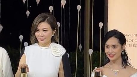 关之琳朱茵出席活动，穿白裙同台亮相，交头接耳疑似说悄悄话