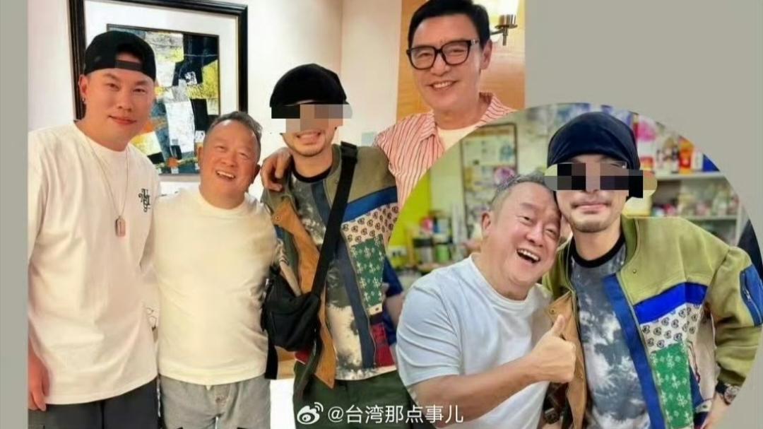 中国著名艺人和马来西亚反华歌手合影?