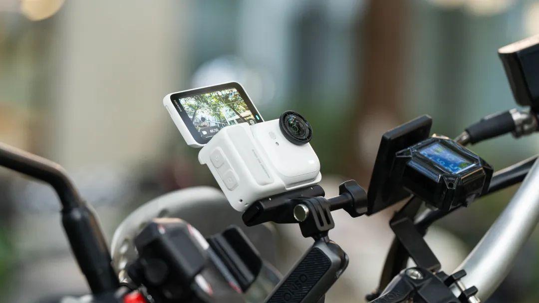 影石刚发布的这台口袋相机，建议友商直接“抄作业”