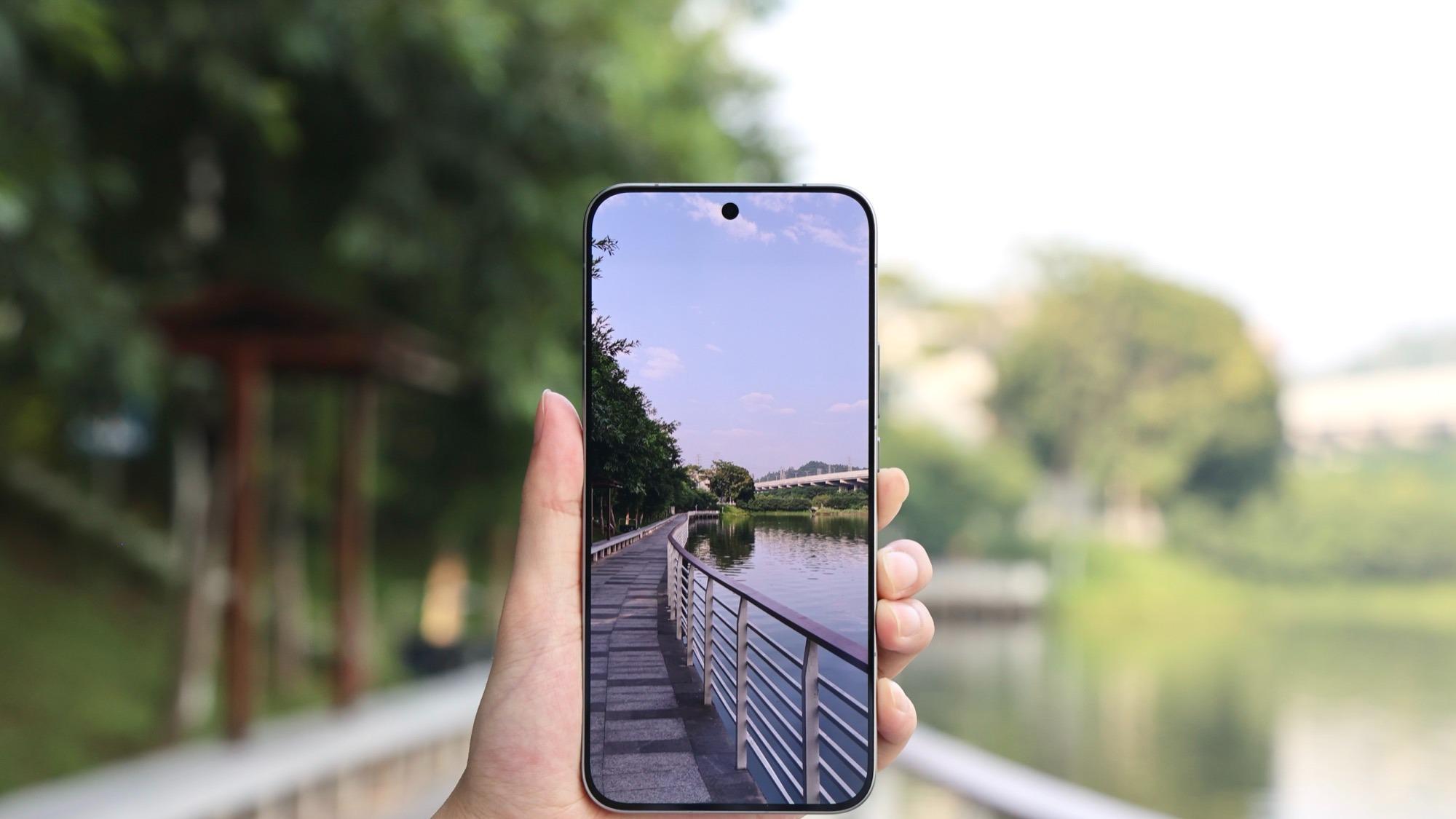 手機屏幕的“終極答案”？ iQOO 15無偏光2K珠峰屏詳細體驗