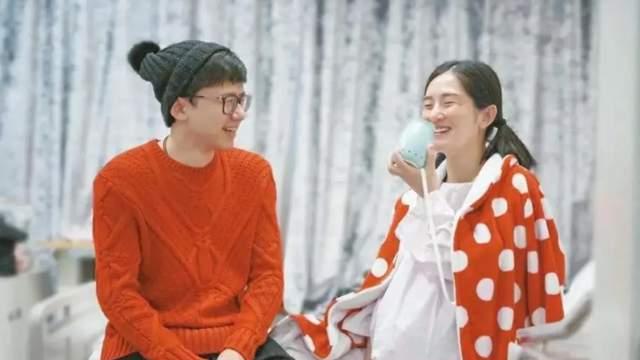 谢娜带女儿看张杰演唱会，高端公主裙换不停，暗示她们很会唱歌