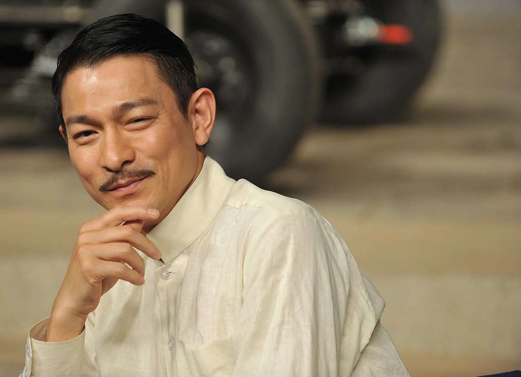 刘德华演艺生涯再登热搜:线上演唱会创纪录引热议