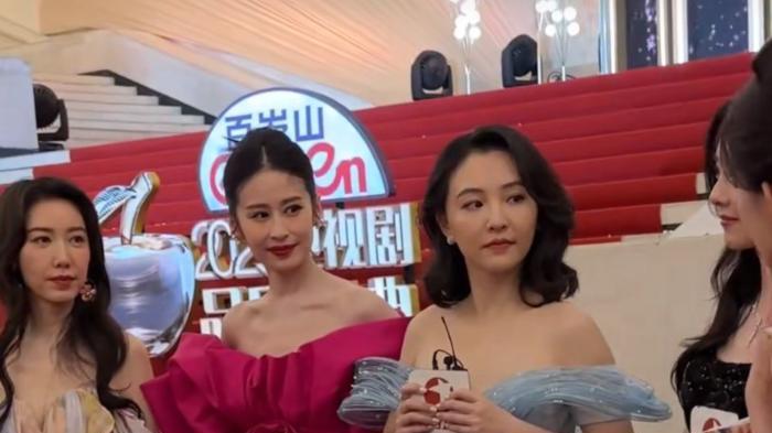 32岁的吴倩看着比颖儿还老，生图与精修差太多了吧！