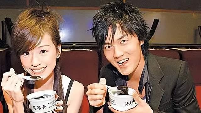 恋情再添实锤，吴克群王心凌外出用餐被偶遇，还扒出多个情侣同款