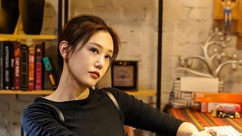 母亲是影后，丈夫是著名演员，公公是央视名嘴，34岁的她在当网红