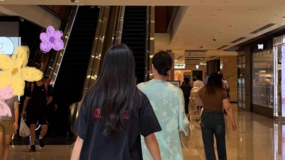 叶一茜和女儿逛街，打扮贵妇，森碟表现好乖，下巴再长一点更好看