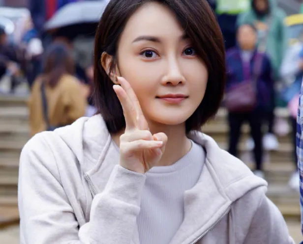 她为了成龙拒绝张艺谋，长得漂亮打人却狠辣，如今在家养200斤香猪