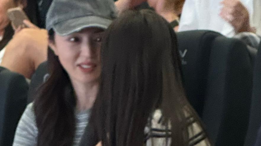 佟丽娅董璇带孩子出席首映礼：小酒窝朵朵同框出镜，两人互动很可爱！