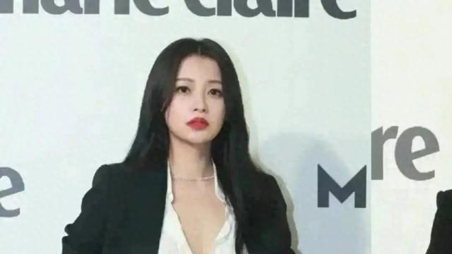 孙怡离婚后彻底放飞了，穿白衬衫只系一粒扣用手遮挡，身材撩人！