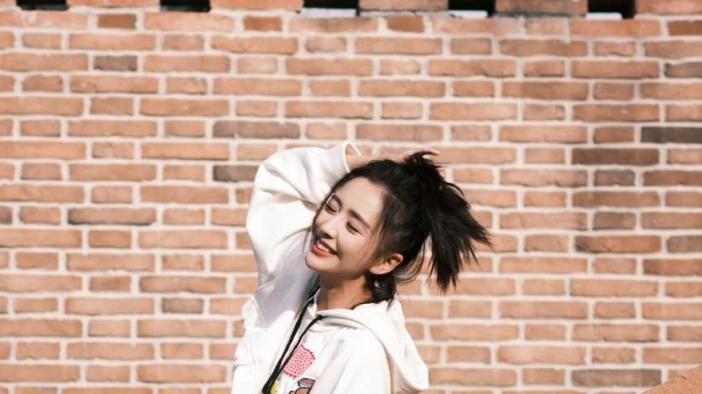 佟丽娅完美展现清纯，破洞牛仔裤搭配白色超短卫衣重回18岁！