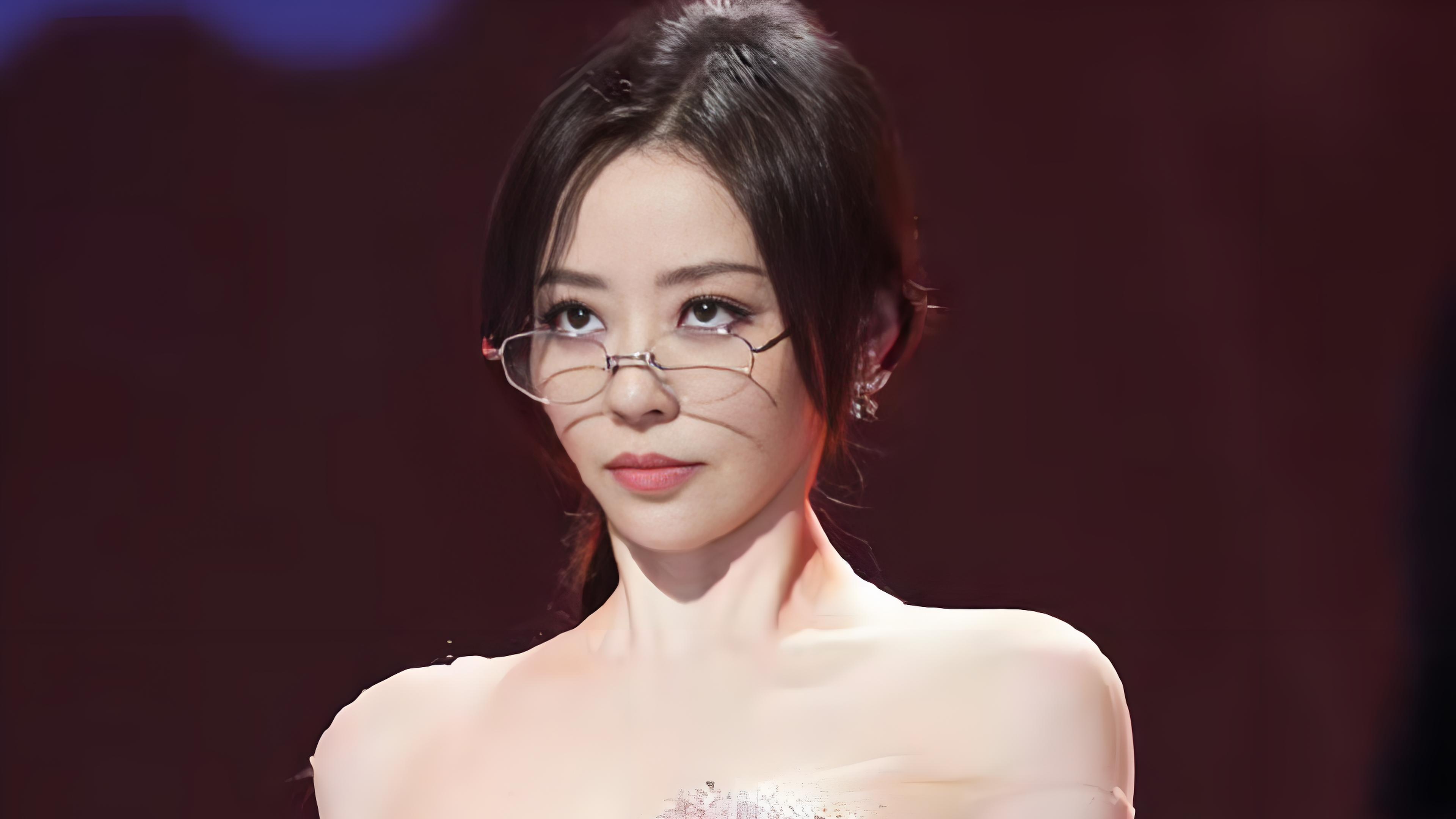 张靓颖御姐风引热议：你眼中的女神，不过是别人嫌弃的黄脸婆