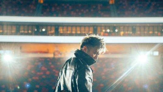 谢霆锋演唱会即将开启，谢婷婷晒兄妹童年照支持，兄妹牵手好可爱