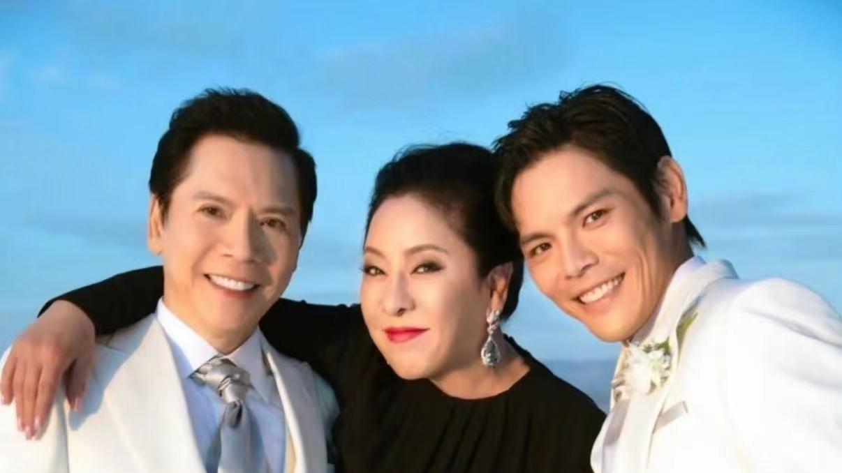 说娱乐圈人很恐怖，向太回应向佐其实哭他自己笨，爸爸认为不成熟