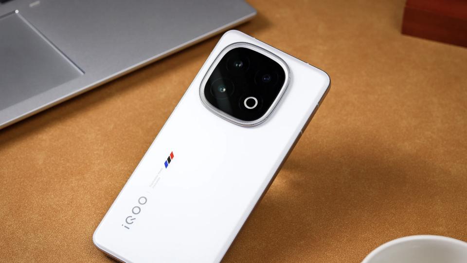 iQOO 15系列：共計三杯！iQOO 15 Ultra：明年見！