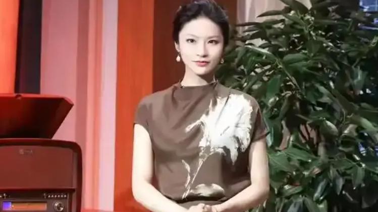 连续14年霸屏中秋！央视‘隐形一姐’真实身份曝光，背景太吓人！