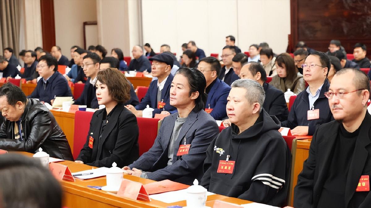 央视表彰会暴露咖位，吴京靠边站，雷佳音侧身让位，C位雷打不动