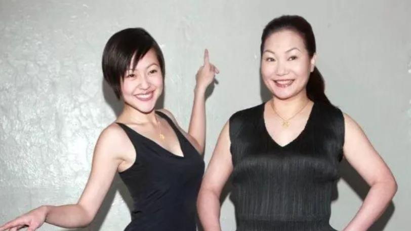 大S最担心的事还是发生了！S妈接连发文疑似精神出问题，小S情况更可怕