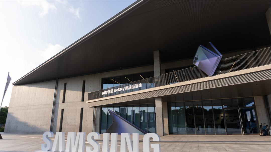 卷薄了机身接上了火山引擎，三星又秀了把怎么做折叠屏