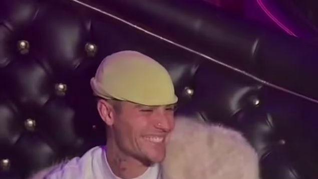 贾斯汀·比伯亲吻女歌手脸颊，惹争议，“比和海莉在一起更开心”