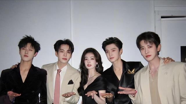 白鹿私下的性格一定很好，这么多顶流男明星都喜欢和她一起玩