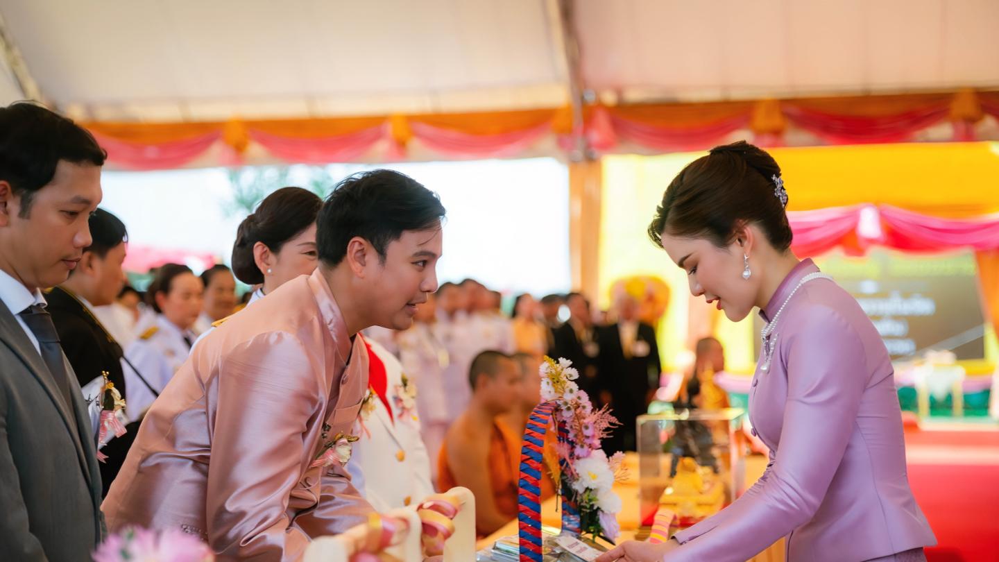 欧拉弄风光上位，代替王后主持日常公务，一袭粉裙仙气飘飘