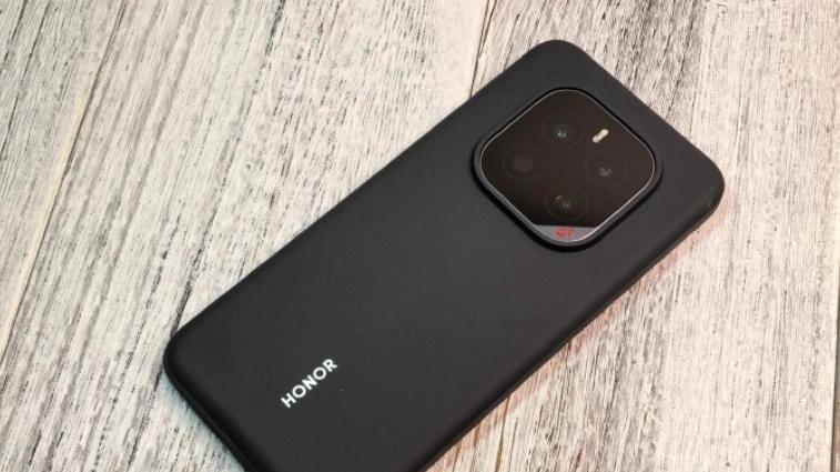 榮耀“亂套了”，16GB+1TB+7200mAh，更強的旗艦反而售價更加親民