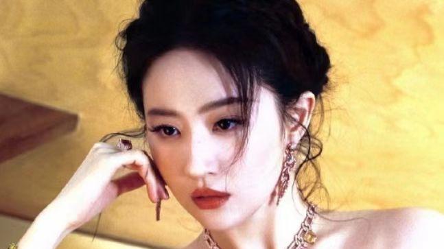 刘亦菲状态惊艳如初绽花朵，岁月未扰，唯有从容与自律